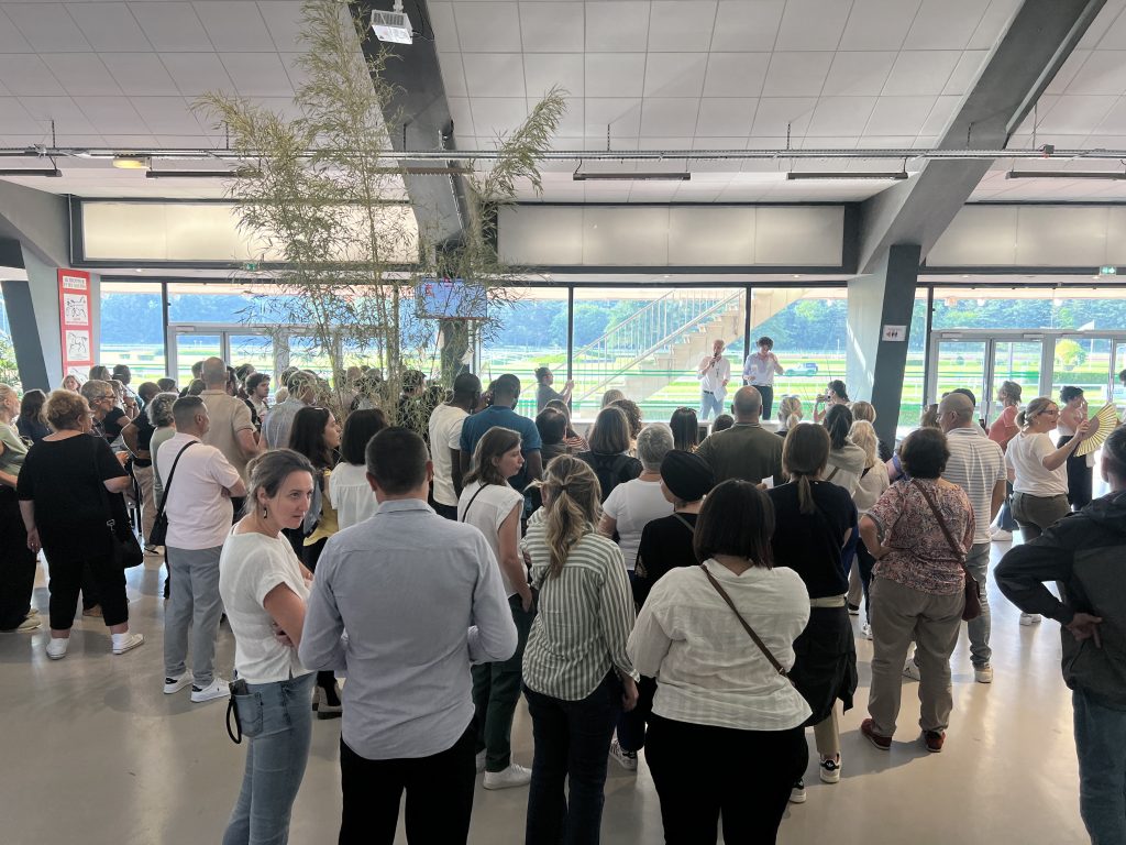 Rassemblement devant l'animateur pour récompenser les meilleurs parieurs.